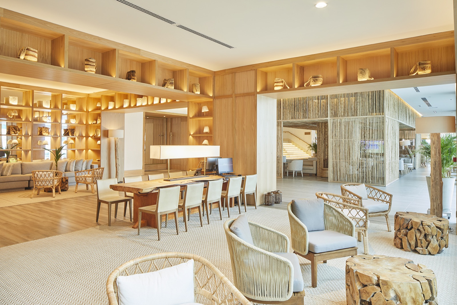 Lobby revestido en madera en el Marriott Hotel Santa Marta