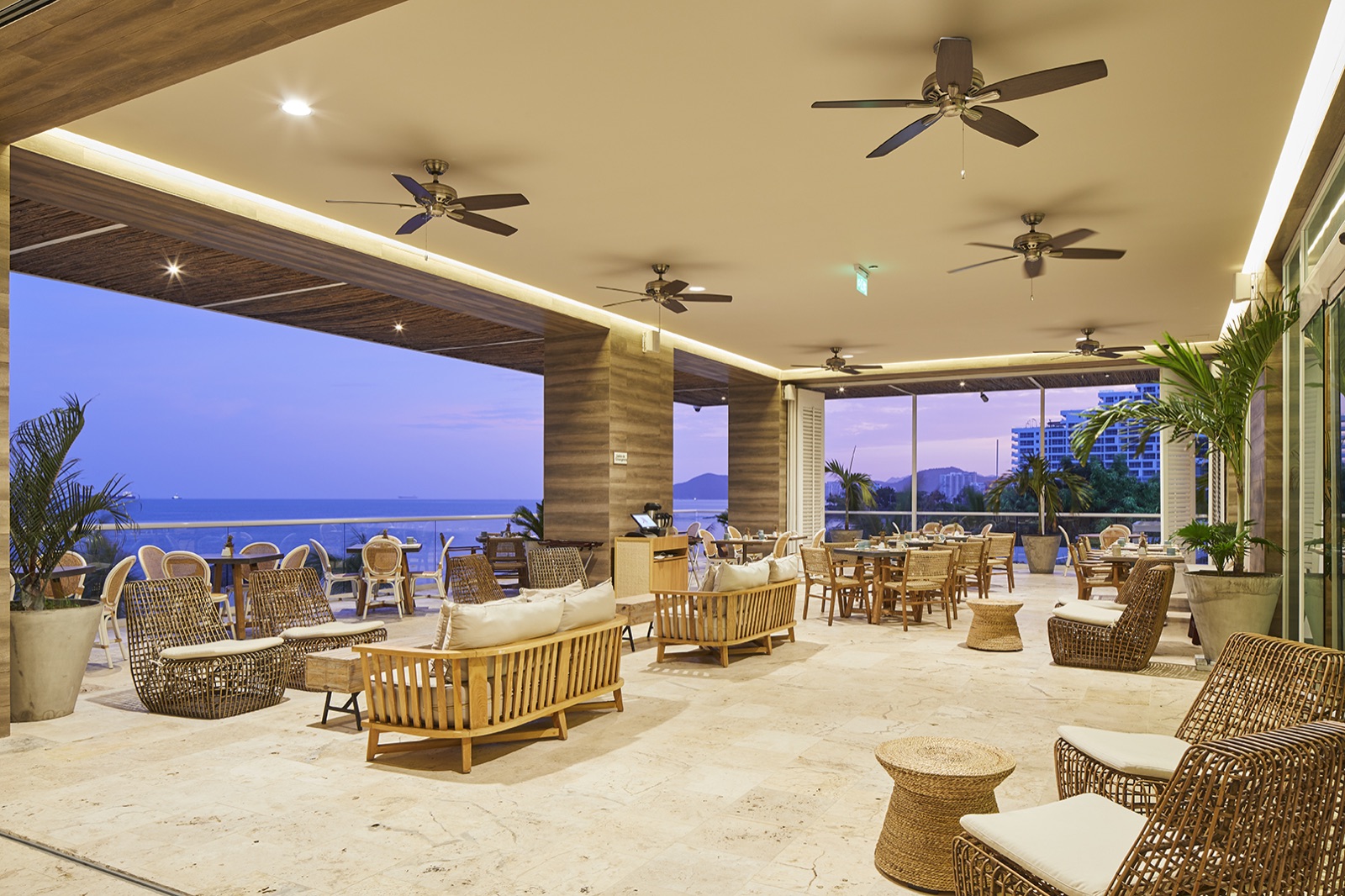 Sala exterior del hotel con vista al mar Caribe al atardecer